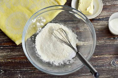 Bir kasede, tuz, kabartma tozu ve unu birleştirin..