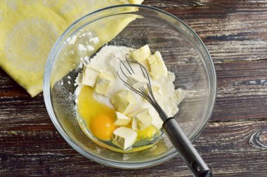 Bir kaseye oda sıcaklığında tereyağı ekle.