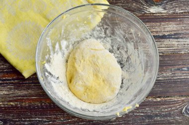 Hamuru bir kâseye ve una doldur..