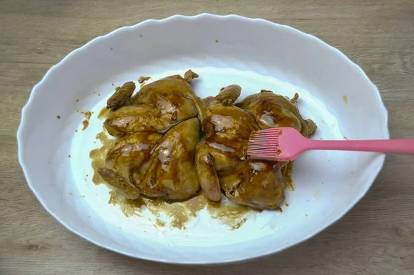 Das Gebratene Huhn Eine Auflaufform Geben Und Mit Einer Bürste — Stockfoto