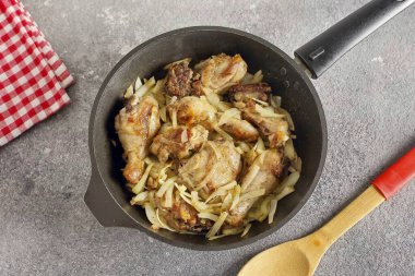 Yemek pişirmek, ara sıra karıştırmak yaklaşık 5 dakika sürer..