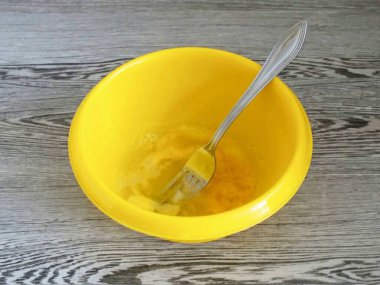 Mangırı yap. Bir kasede, 2 yumurta, 40 ml. Su, tuz. Çatalla karıştır.