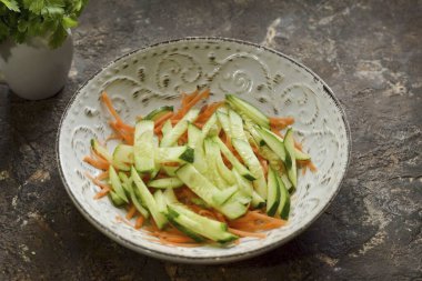 Taze salatalığı durula ve kurula. Salatalığı uzun, ince şeritlere ayırın..