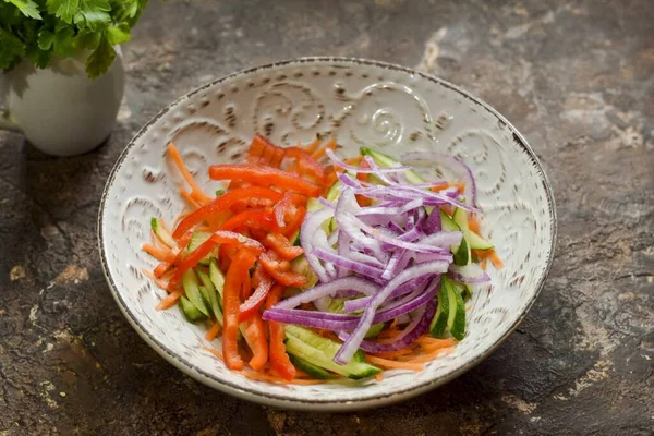 Descasque Lave Cebola Corte Meio Anéis Adicione Cebolas Salada Também — Fotografia de Stock