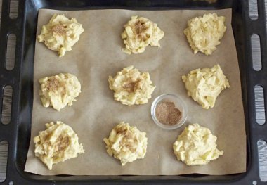 Pişirme kağıdıyla bir çarşaf doldur. Hamuru yuvarlak bir topuz yap. Bir çörek için, hamurun tepesinde bir yemek kaşığı. Arzu edilen miktarda tarçın ve şekeri birleştir. Çöreklerin üstüne serp. Pişirme çarşafını fırının içine koy.