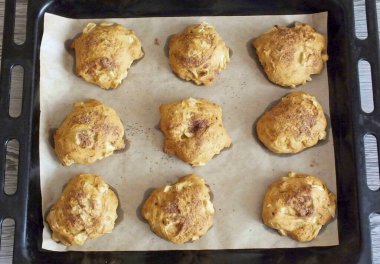 Zaman geçtikten sonra, fırından fırın örtüsünü kaldırın. Bitmiş çörekler altın sarısı olacak ve örtüyü soymak kolay olacak..