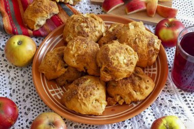 Çay için lezzetli hamur işleri istiyorsanız ve uzun süre oyalanmak istemiyorsanız, tembel çörekler için bir tarif size yardımcı olacaktır. Çok çabuk hazırlanıyorlar. Çörekler pişerken sen de taze çay demleyebilirsin. Paylaşıyorum! Afiyet olsun.!