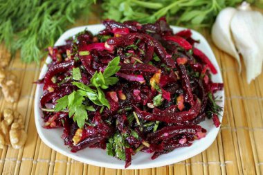 Kokulu Gürcistan Mkhali salatası hazır. Salata bol aromalı ve biraz da baharatlı çıktı. Afiyet olsun.!