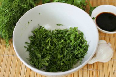 Salamurayı hazırlayın. Bir kaseye doğranmış yeşillikler dökün..