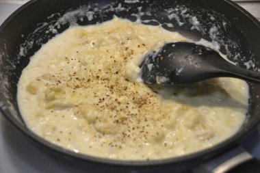 Tuz ve biber, sarımsak sosu, az ısıda kaynat..