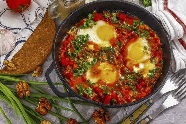 Lezzetli hamur işleriyle kızartma tavasında Chirbuli 'yi sıcak servis et. Arzu ederseniz birkaç tutam kişniş ekleyebilirsiniz..