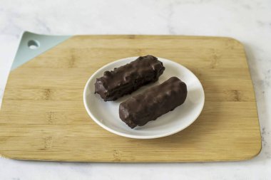 Dip each bar in chocolate melted in a water bath.