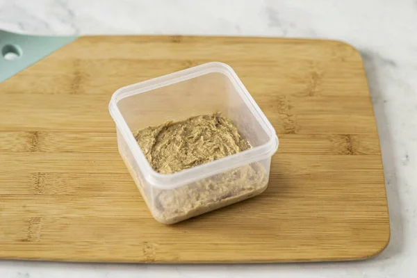 On the bottom of the plastic mold, spread the green buckwheat mass in an even layer.