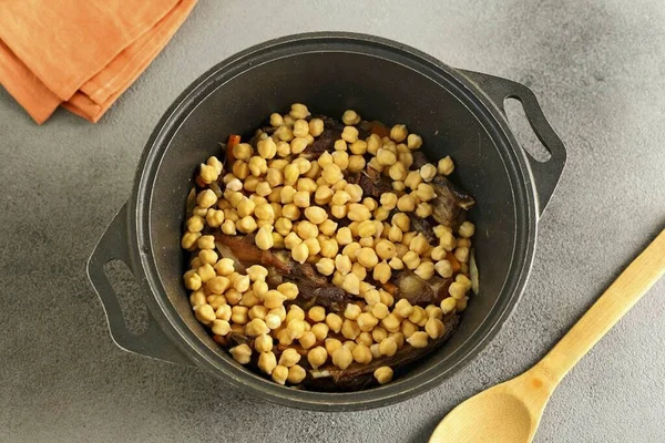 Add Chickpeas Pot — Fotografia de Stock