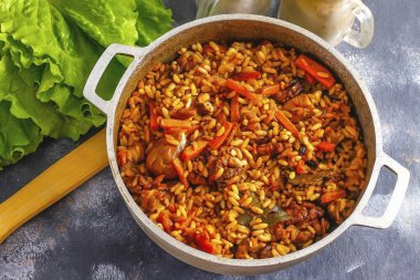 Leave the finished pilaf under the lid for another 5-10 minutes after turning off the heating - the cereal will draw the remaining liquid into itself.