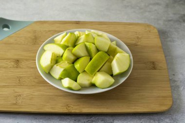 Wash the apples, peel and cut into medium-sized slices.