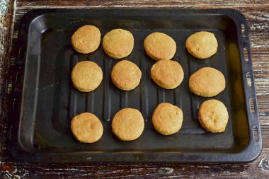 10-15 dakika boyunca 190 dereceye ısıtılmış bir fırına gönder..