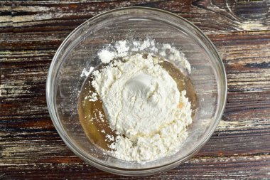 Unu da diğer malzemelerle birlikte kaseye ekle..