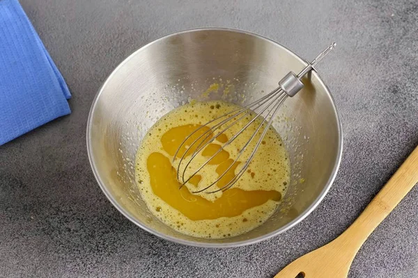 Butter Eine Schüssel Geben Mit Dem Schneebesen Verquirlen — Stockfoto