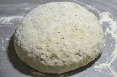 Hamuru al, un kaplı bir masanın üzerinde yuvarla ve 40-60 dakika ısıt..