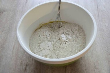 Bir kaseye un dök, hamur yoğur..