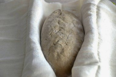 Ekmeği bir peçete (peçete, havlu) üzerine dikebilirsiniz. Un sürüp kenarları peçete ya da havluyla destekleyebilirsiniz. Ekmeği 45-60 dakika kanıt olarak bırakın..