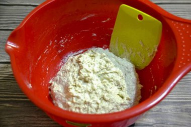 Hamuru topun içine at. Her saat başı üç kez esnet ve katla egzersizi yap..