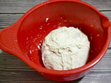 Üçüncü çalışmadan 3 saat sonra test tipi. O zaman kaseyi plastik ambalajla ve sabaha kadar soğutucuyla ört..