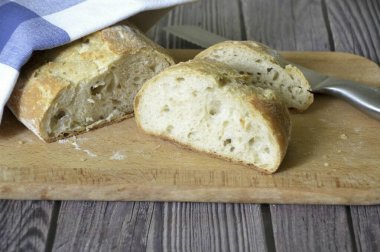 Ekmek soğuduktan sonra, onu kesebilirsin. Ekmeğin çıtır çıtır, aromatik ve gözenekli bir kabuğu var..