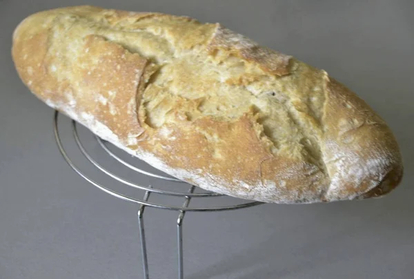 Breng Het Afgewerkte Brood Een Draadrooster Laat Het Afkoelen Tot — Stockfoto