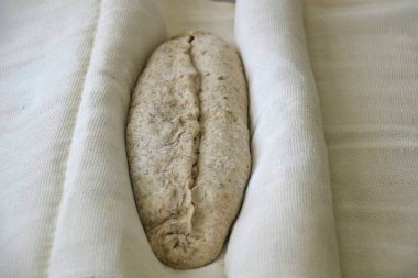 Dikiş kısmını yalıtıcıya yerleştirin, peçete rulolarını kenarlara yerleştirin ki mangırı küf gibi tutsunlar. Bir saatliğine kanıt odasına git..