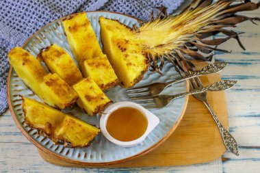 Tatlıyı parçalara ayır ve sıcak servis yap. Ananas uzun bir süre pişmez, ama dudaklarındaki tadı uzun bir süre kalır - kesinlikle tekrar etmek isteyeceksiniz! Bu arada, fırında ananas krep, rulo, pi için dolgu olarak kullanılabilir.