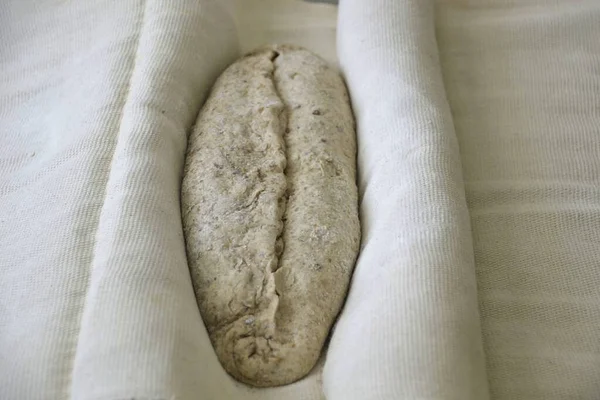 Dikiş kısmını yalıtıcıya yerleştirin, peçete rulolarını kenarlara yerleştirin ki mangırı küf gibi tutsunlar. Bir saatliğine kanıt odasına git..