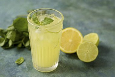 Ananas limonatasını buz küpleriyle servis et. Tadı harika ve tanınabilir! Bu limonata özellikle yazın iyidir. Susuzluğu mükemmel bir şekilde giderir ve tazeler..