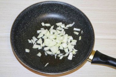 Soğanı soy, küp küp doğra şeffaf olana kadar biraz sebze yağı kızart..