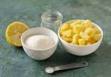 Ananas şerbeti yapmak için gerekli tüm malzemeleri hazırlayın..