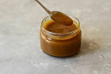 Sosu kavanoza dök. Soğuduğunda, daha da kalınlaşacak..