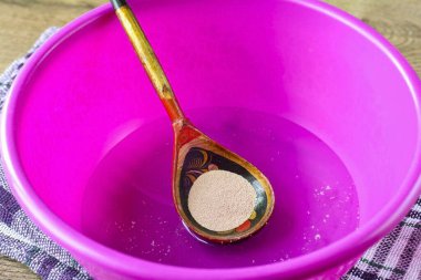 Kuru mayayı suya ekle ve tekrar karıştır..