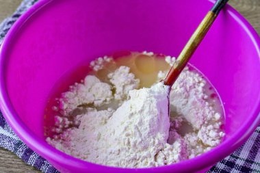 Seçilmiş unu bir kaseye dök..