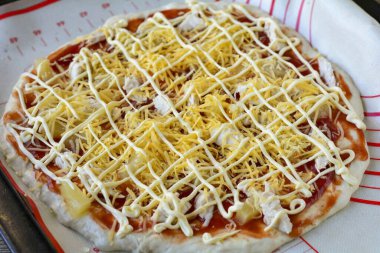 Pizzanın üstüne mayonezi dök..