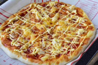 Fırında 15 dakika boyunca 200-220 dereceye kadar ısıtılmış pizza pişir. Pizza yumuşacık ve yumuşak olacak. Peynir eriyecek..