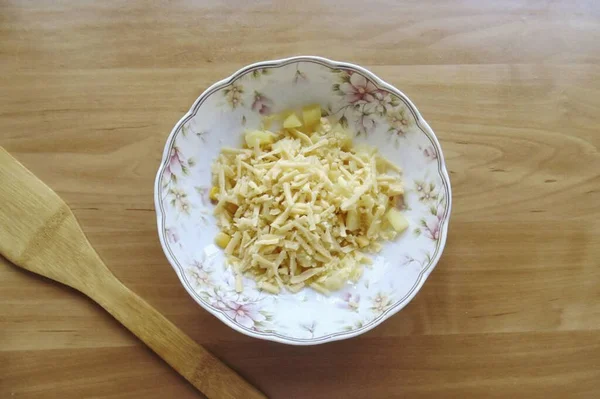 Den Geriebenen Hartkäse Hinzufügen — Stockfoto