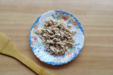 Haşlanmış tavuğu güzelce doğra..