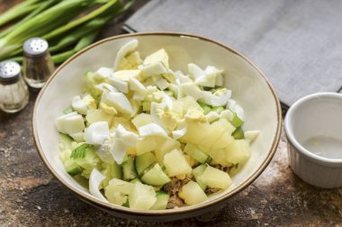 Haşlanmış yumurtayı soy ve doğra ve salataya ekle..