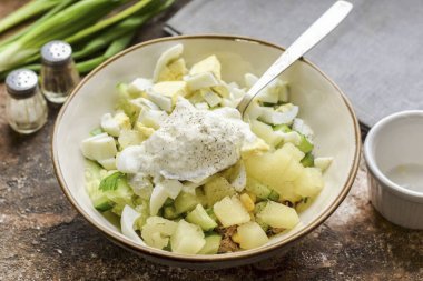 Ekşi kremalı mevsim salatası. Tadına tuz ve biber ekle. Her şeyi karıştır ve servis et..