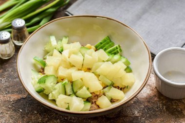 Dilimlenmiş ananası salataya ekle.