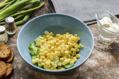 Salatalığın yanına konserve mısır ekle..