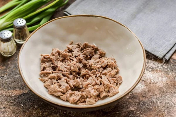 Eti mümkün olduğunca küçük parçalara ayırın ve salata kasesine aktarın..