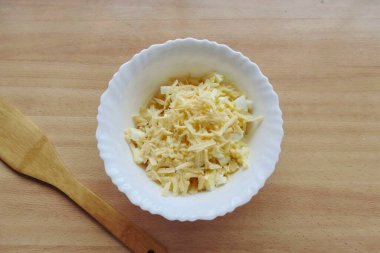 Tabağa rendelenmiş peynir ekle..