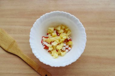 Ananası küp küp doğra ve salataya koy..